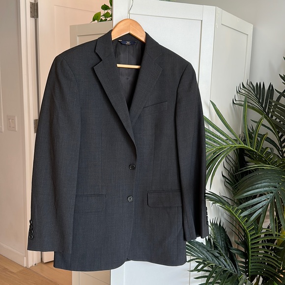 Brooks Brothers Men’s Suit - Gray/Grey. 37R Jacket and 32/31 Pants.